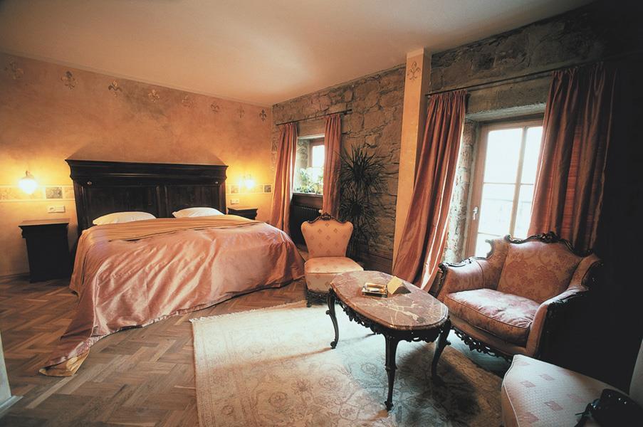 Schlosshotel Weyberhoefe Hoesbach Room photo